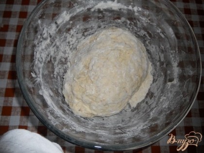 Затем добавить оставшуюся муку и замесить мягкое тесто. Оставить тесто на 1 час на расстойку.