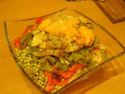Перцы, баклажаны и грибьы добавить в салатницу