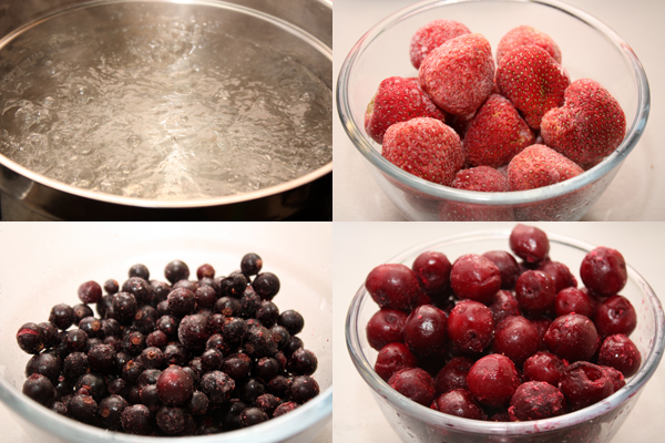 2-2,5 литра воды доводим до кипения и в кипящую воду кладем замороженные ягоды.