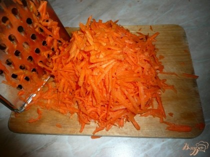 Морковь мою, чищу, натираю на крупной терке.