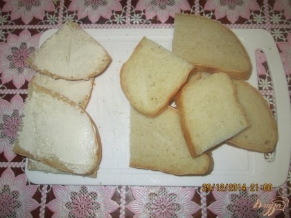 Берем хлеб или батон и нарезаем кусочками приблизительно 1-1,5см.