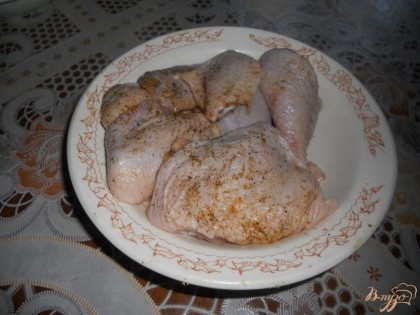Куриные части натираем солью и специями. Если время позволяет, то оставляем курицу в таком виде на час-другой или на ночь в холодильнике.