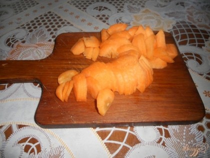 Морковь нарезаем кружками или полу кружками, в зависимости от толщины морковки.
