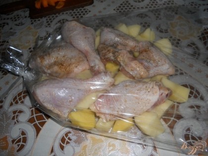На картофель выкладываем подготовленные кусочки курицы.