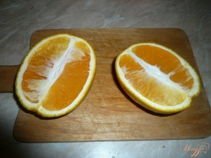 Апельсин моем, чистим, отделяем мякоть от белых перегородок и разделяем мякоть на небольшие кусочки (разделять удобно прямо руками, нарезать не обязательно).