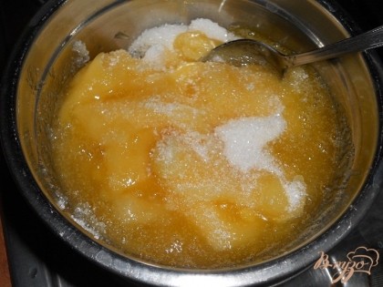 Мед и сахар смешать, поставить на огонь и проварить пока сахар не расстворится.
