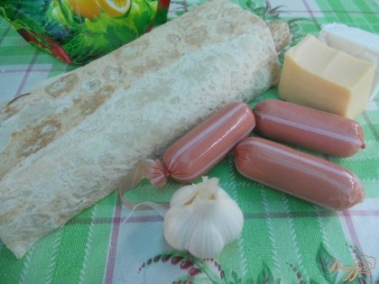 Для приготовления такого конвертика из лаваша нам потребуется: тонкий лаваш, сосиски, твердый сыр, плавленый сыр, пара зубчиков чеснока и майонез.