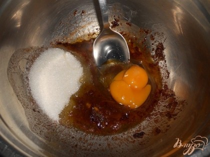 Масло растопить и смешать с сахаром и яйцами.