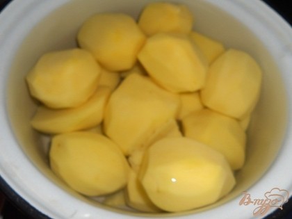Картофель очистить и вымыть.Картофельбрать лучшекрахмалистый, тогда деруны будут вкуснее и лучше будут держать форму при жарке.