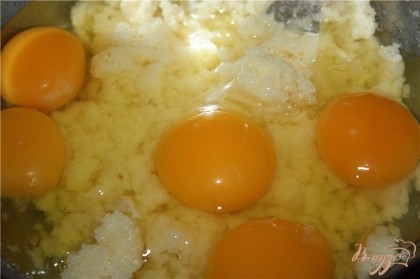 Добавить яйца и взбить миксером до однородной массы. Если яйца из холодильника, то предварительно опустите их в теплую воду минут на 10, так тесто получится пышнее.