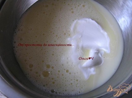 В сгущеное молоко добавить сметану и взбитое яйцо, перемешать.