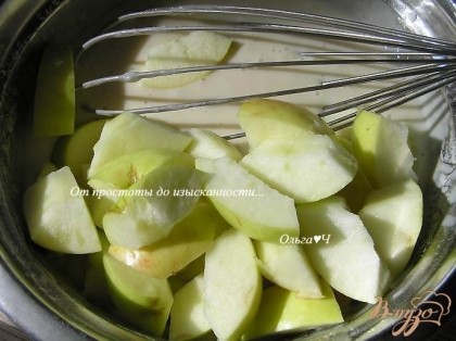 Добавить нарезанные небольшими кусочками яблоки, перемешать.