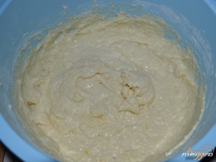 Затем растопленное масло. Постепенно ввести муку, смешанную с разрыхлителемЗамесить тесто.
