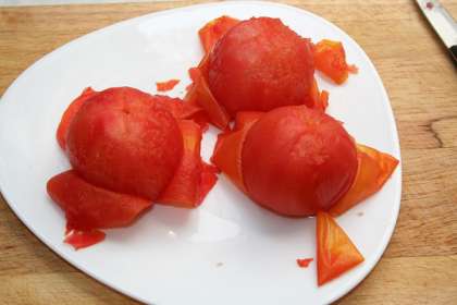 Пока тушатся овощи, приготовим томаты. Сделать надрез на помидоре 0,2 мм крестиком и опустить на 3 минуты в кипяток.