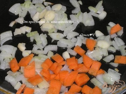 Пасту поставить вариться в подсоленой воде до полуготовности. Тем временем на растительном масле обжарить нарезанные лук, чеснок и морковь.