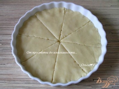 Распределить тесто по форме, смазанной маслом, толщиной 0,5-0,7 см, разрезать на порции и убрать в морозилку на 30 минут (или в холодильник на 2 часа).