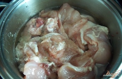Курицу вымыть, разделить на порционные части. Кусочки курицы положить в кастрюлю, залить водой (примерно на 2/3 закрыть водой), воду посолить и поперчить. Тушить минут 40-60 (зависит от курицы).