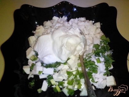 Соединить все ингредиенты для салата, заправить сметаной, посолить и поперчить по вкусу.