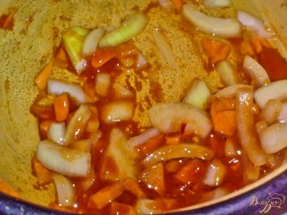 Лук и морковь очистите, помойте. Нарежьте и обжарьте. Когда овощи будут почти готовы, добавьте к ним кетчуп.