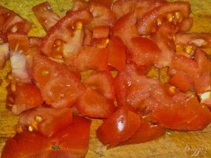 Помидоры помойте, удалите плодоножку, а помидоры нарежьте ломтиками или кубиками.