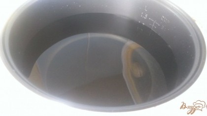 Заливаем воду в кастрюлю (у меня свободной не было, использовала мультиварку).