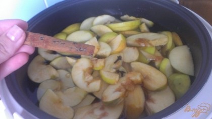 Помещаем яблоки в кастрюлю с водой, насыпаем сахар, кладем гвоздику и палочку корицы.