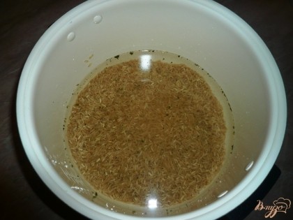 Засыпаю подготовленный рис в чашу мультиварки. Добавляю к нему соль, специи по вкусу, рафинированное растительное масло, перемешиваю. Затем заливаю рис водой. В случае с бурым рисом (он же коричневый, он же рис "Здоровье") воды надо несколько больше, чем при варке обычного риса. Я беру две с половиной чашки воды на одну чашку риса и результат меня устраивает - рис получается рассыпчатый.