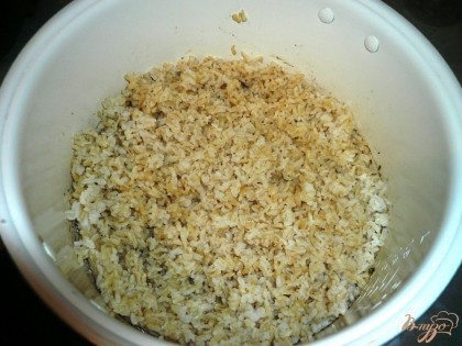 Устанавливаю чашу в мультиварку и готовлю бурый рис в режиме "Крупа" 45 минут. По окончанию программы проверяю готов ли рис и выпарилась ли вся вода, при необходимости время можно добавить.