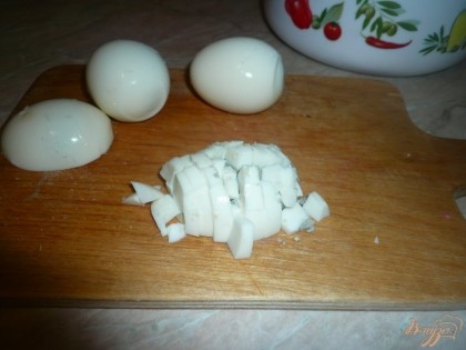 Вареные яйца чистим, нарезаем.