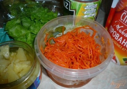 Для приготовления берем: готовую пикантную морковку (морковь по-корейски), консервированную кукурузу, консервированный ананас, листовой салат и немного майонеза для заправки.