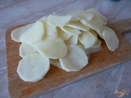 Картофель моем, чистим и нарезаем тонкими кружочками (так он точно пропечется).