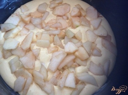 Чашу мультиварки смазываем маслом. выливаем в нее тесто, и равномерно выкладываем яблоки