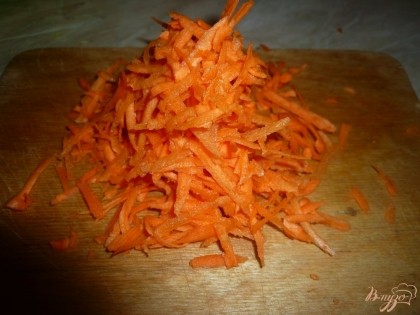 Морковь натираем на крупной терке (или мелко нарезаем).
