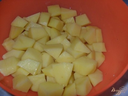 Картофель нарезать кубиками. Картофель бросаем в суп, через 20 минут после мяса. Солим и добавляем лавровый лист.