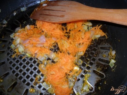 Лук мелко нарезаем. жарим минуту на сливочном масле, затем добавляем морковь, и жарим еще пару минут. бросаем в суп. Добавляем перец молотый.