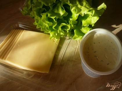 Для приготовления берем два вида сыра - твердый, с минимумом дырочек, а лучше вовсе без них (типа "Гауды"), желательно сразу в нарезке и творожный сыр. Так же понадобится свежий салат. Листья салата промываем и даем им обсохнуть.