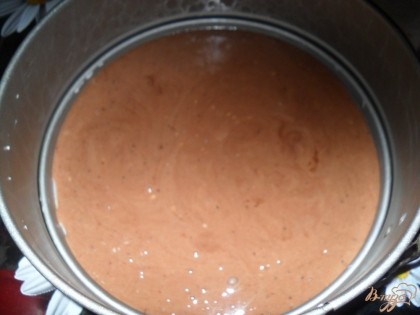 Форму смазываем сливочным маслом, выливаем в нее коричневое тесто