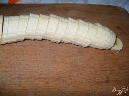 Банан нарезаем кружочками