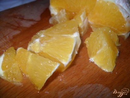 апельсин нарезаем небольшими кусочками