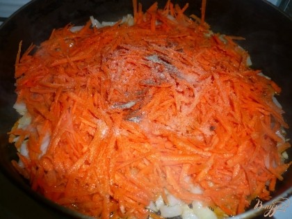 Морковь мою, чищу, натираю на терке. Когда лук чуть обжарится, выкладываю морковь в сковороду к луку. Добавляю соль и перец. Перемешиваю, обжариваю вместе до готовности. огонь несильный, и периодически помешиваю, слежу чтоб не подгорело.