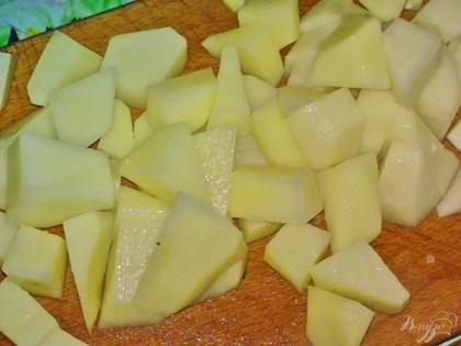 Картофель очистите, помойте и нарежьте кубиками.Чеснок очистите и измельчите.