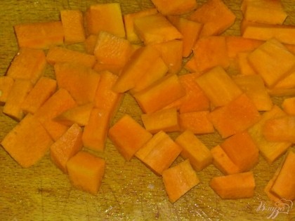 Морковь очистите, помойте и нарежьте брусочками, полосочками или кубиками.