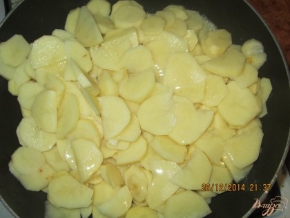 Нужно почистить картофель и порезать кружочками или полу кружочками. Помыть  порезанный картофель и высыпать его на сковородку с подсолнечным маслом.