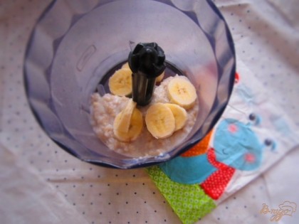 В чашу блендера положите овсянку и кусочки банана, перемолоть до кремообразного состояния. По желанию, можете добавить немного сахара.