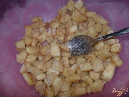 Очищаем яблоки и нарезаем кубиками. Выкладываем в миску и смешиваем с корицей, 2 ст л сахара и мукой. Оставляем яблоки на пол часа, чтобы пустили сок.