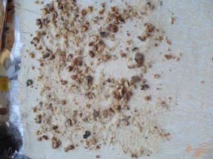 Раскатываем тесто тонким слоем. выкладываем орехи