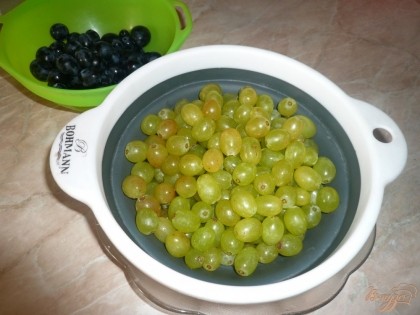 Затем аккуратно обрываем ягодки с гроздей (в процессе испорченный ягодки выбрасываем). В моем случаем белый виноград был без косточек, черный с косточками, в таком случае раскладываем виноград по отдельности. Виноград промываем.
