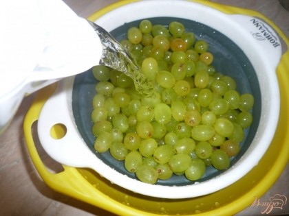 Дальше с виноградом без косточек все просто. Заливаем его кипящей водой.