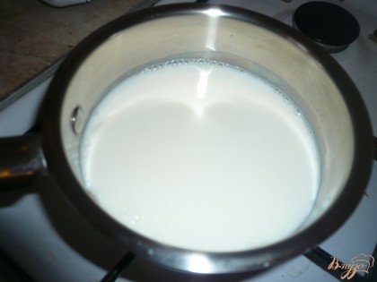 Молоко смешиваю с водой и нагреваю до кипения.