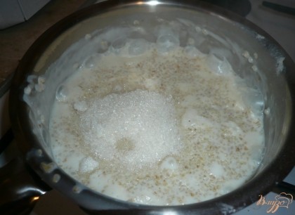 В конце варки добавляю щепотку соли и если хочу сладкую кашу - сахар. Перемешиваю, варб еще полминутки, затем оставляю кашу на полчасика под крышкой, пусть потомится.
